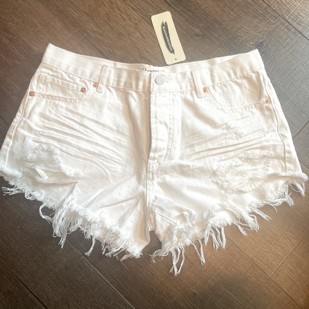 NWT Juniors white denim Shorts, size M.